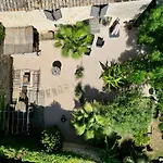ゲストハウス Maison D'hote Mas De Castille Entre Uzes Et Le Pont Du Gard 3*