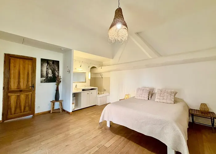 Maison D'hote Mas De Castille Entre Uzes Et Le Pont Du Gard 3*